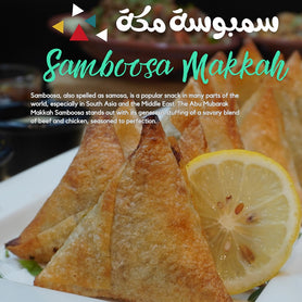 Abu Mubarak Samboosa Makkah featuring golden-brown, crispy triangular pastries served with a fresh lemon slice and a savory meat filling of beef and chicken.

